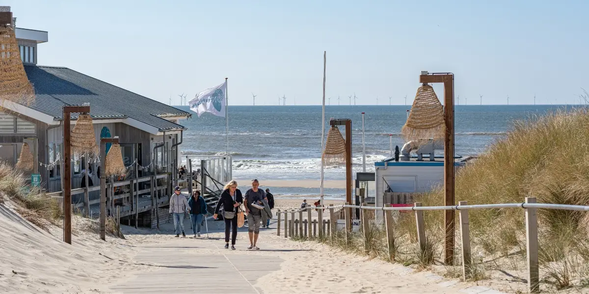 Strandopgang tussen de duinen in Egmond aan Zee