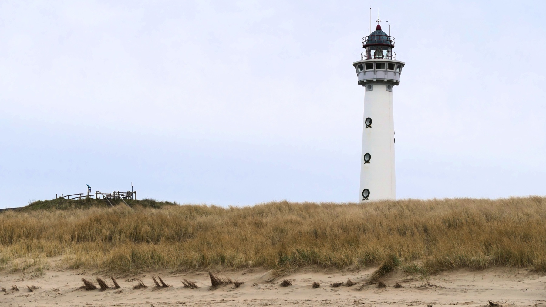 Vuurtoren J.C.J. van Speijk achter de duinen