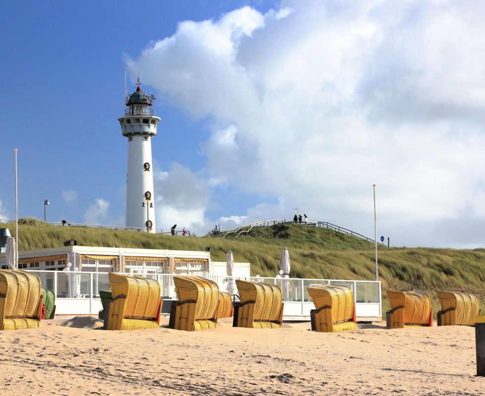 Vuurtoren en strand van Egmond aan Zee